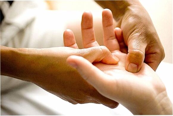 A therapeutic massage relieves pain in the finger joints